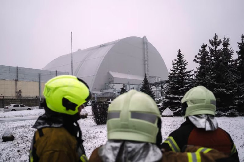 无人机袭击后切尔诺贝利的核防护罩已失效国际原子能机构（IAEA）表示，由于今年早些时候的无人机袭击，乌克兰切尔诺贝利核事故现场周围的防护罩已无法继续发挥其控制放射性废物的作用